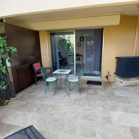 Daire F1 Avec Jardin, Proche Du Palais Des Festivals Et Des Plages *
